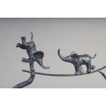 Les funambules sculpture d'éléphant de Sophie verger adorable famille d'éléphants jouant dans les airs sculpture en bronze sculpture animalière sculpture d'art contemporain à la galerie Art Yi à Bruxelles