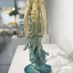 Herz des Horizonts Liang Binbin zeitgenössische Skulptur Bronzeskulptur eine schwimmende Frau Skulptur springt in einen Wasserkreis, der mit der blauen Aquawelle und dem Meer eine Herzform der Liebe bildet Skulptur Wasserskulptur Art Yi-Galerie Brüsseler Kunstgalerie