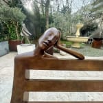 Daydream banksculptuur Isabel Miramontes monumentaal bronzen sculptuur voor tuinsculptuur tuinontwerp tuinkunst exterieurontwerp in Hotel Barsey by Warwick in Brussel Art Yi-galerij Kunstgalerij Brussel