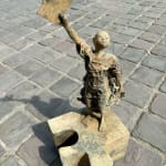 Eureka sculptuur Lieven D'Haese kind dromend puzzel vasthoudend en vind de ster in de lucht hedendaagse sculptuur bronzen sculptuur figuratieve sculptuur Art Yi gallery Brussel