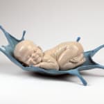 zoete dromen babysculptuur Liang Binbin schattige baby slaapt op blauw water bronzen beeld hedendaagse beeldhouwkunst Art Yi-galerij Kunstgalerij in Brussel