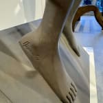 Promesse Isabel Miramontes sculpture de jardin sculpture contemporaine de femme sculpture de mer sculpture de vent une femme en robe ou une mère contre le vent marin faisant une promesse à son enfant pleine de liberté et d'amour Galerie Art Yi Galerie d'art de Bruxelles