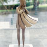 Isabel miramontes sculpture contemporaine en bronze art abstrait sculpture d'ange une belle fille surprise que sa robe explose par le vent