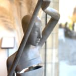 borigine belle fille sur un bateau contemporain bronze sculpture de jardin sculpture monumentale isabel miramontes décoration de jardin design piscine chaise art yi galerie bruxelles