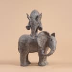 Spielende Bockspringen Sophie Verger schöne Elefantenskulptur Tierskulptur Bronzeskulptur glücklicher Elefant, der sich gegenseitig auf den Rücken springt und zusammen spielt Art Yi-Galerie Brüsseler Kunstgalerie