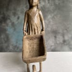 Het kruiwagenbeeld Sylvie Debray Gaudissart dierensculptuur hedendaagse bronzen kindersculptuur een schattig meisje dat een kar duwt kleine sculptuur tuindecoratie kunstgalerie Brussel België yi-kunst