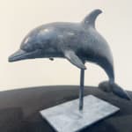 dauphin bronzen sculptuur Sylvie Gaudissart schattige dauphin die uit het water springt vissculptuur dierensculptuur kunst Art Yi-galerij Kunstgalerij Brussel