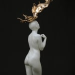 meditatie eigentijds bronzen beeld van Liang binbin witte naakte vrouw met gouden waterkunst