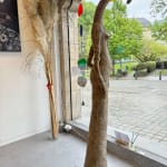 zwangere giraffe tuinsculptuur dierensculptuur hedendaagse bronzen sculptuur een moeder die haar buik aanraakt ART YI-galerij Kunstgalerij Brussel