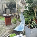 Vom Winde verweht Frauenskulptur Hedwige Leroux zeitgenössische Skulptur Gartenskulptur Bronzeskulptur Frau mit in den Wind wehenden Haaren Innenarchitektur im Hotel Barsey von Warwick Art Yi Galerie Brüsseler Kunstgalerie