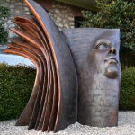 regardant vers l'avenir contemporain bronze sculpture visage sculpture livre sculpture paola grizi italien sculpture jardin sculpture art yi galerie d'art de bruxelles