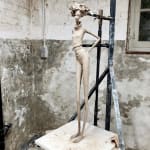 pourquoi pas femme sculpture sculpture figurative art contemporain Hedwige Leroux sculpture d'une citadine en jean Galerie Art Yi Galerie d'art de Bruxelles