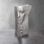 stilteboeksculptuur paola grizi Italiaans eigentijds sculptuur van gezicht en boek Art Yi-galerij Kunstgalerij Brussel