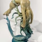 Herz des Horizonts Liang Binbin zeitgenössische Skulptur Bronzeskulptur eine schwimmende Frau Skulptur springt in einen Wasserkreis, der mit der blauen Aquawelle und dem Meer eine Herzform der Liebe bildet Skulptur Wasserskulptur Art Yi-Galerie Brüsseler Kunstgalerie