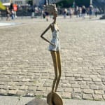 Liberté urbaine sculpture contemporaine de femme de Hedwige Leroux fille de ville moderne sur une roue promenade en ville sculpture en bronze sculpture figurative à la galerie Art Yi à Bruxelles