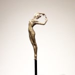 La sculpture miniature de danseuse de Marc de Corte, sculpture contemporaine en bronze, sculpture de femme, sculpture de danse, à la galerie Art Yi à Bruxelles