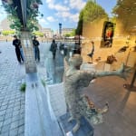 IIXV lieven d'haese hedendaagse bronzen sculptuur een jongen die zijn arm tegen de wind opent om een ​​nieuw avontuur te omarmen kindersculptuur kinderdroom beeldentuin beeldentuin kunstontwerp Art Yi kunstgalerie in brussel