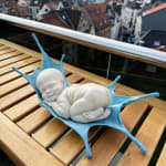 zoete dromen babysculptuur Liang Binbin schattige baby slaapt op blauw water bronzen beeld hedendaagse beeldhouwkunst Art Yi-galerij Kunstgalerij in Brussel