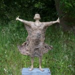 IIXV lieven d'haese sculpture contemporaine en bronze un garçon ouvrant son bras contre le vent pour embrasser une nouvelle aventure sculpture d'enfant sculpture de rêve d'enfance sculpture de jardin design d'art de jardin Art Yi galerie d'art à bruxelles