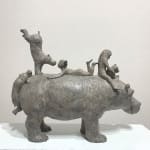 De verpleegster nijlpaard speelt met klein meisje schattig dier en kind eigentijds brons