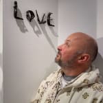 LIEFDESBRIEFsculptuur van Marc de Corte, hedendaags bronzen beeldhouwwerk, gepersonaliseerd gedicht met zin, woordsculptuur in de Art Yi-galerij in Brussel
