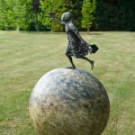 Thuiskomen lieven d'haese hedendaagse bronzen sculptuur een jongen vliegende sculptuur kindersculptuur vliegsculptuur uit de kindertijd Art Yi tuin beeldentuin art design kunstgalerie in brussel