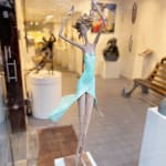 Maanlicht dansend meisje sculptuur van Hedwige Leroux hedendaagse bronzen sculptuur danseres vrouw sculptuur een meisje in een groene jurk die vrijelijk danst Art Yi galerie in Brussel