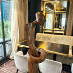 Gloup Stehender Mann Skulptur Isabel Miramontes Gartenskulptur Gartengestaltung Gartendekoration Kunst zeitgenössische Skulptur Bronzeskulptur Innenarchitektur im Hotel Barsey von Warwick Art Yi Galerie Brüsseler Kunstgalerie