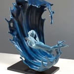 machtige golven hedendaagse bronzen sculptuur Liang Binbin Chinese kunstenaar blauwe zee sculptuur een mooi meisje zwemmen of surfen in een grote golf sculptuur kunst