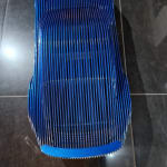 Safariblaue Luxus-Rennwagenskulptur. Jean Paul Kala zeitgenössische Autoskulptur Art Yi-Galerie Brüsseler Kunstgalerie