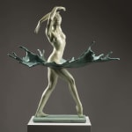 Lopend door water, hedendaagse bronzen sculptuur Liang Binbin, Chinese kunstenaar, groene zeewatersculptuur, een mooi meisje dat zwemt of danst in een grote golf, sculptuurkunst in de Art Yi-galerij in Brussel