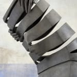 Isabel Miramontes hedendaagse bronzen sculptuur abstracte kunst sculptuur decoratie design minimalisme intimideerde een naakte vrouw sculptuur die uit haar zwempak aan zee komt