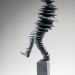 Walkman hedendaagse sculptuur Liang Binbin een lichtgrijs bronzen sculptuur van een man die loopt en springt in de regen met schaduw figuratieve sculptuur Art Yi-galerij Kunstgalerij in Brussel
