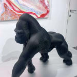 simia noir gorille animal sculpture contemporaine jardin sculpture art métal de Jean-Paul KALA galerie d'art contemporain bruxelles art yi