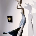 Hedwige Leroux, Autant en emporte le vent, sculpture de femme contemporaine, une belle jeune fille marchant au vent avec sa robe bleue s'envole vers le ciel Galerie Art Yi Galerie d'art yi de Bruxelles