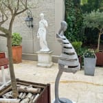 Sculpture de danseuse Mimosa Isabel Miramontes sculpture de jardin sculpture contemporaine sculpture en bronze design d'intérieur à l'hôtel Barsey par Warwick Art Yi galerie galerie d'art de Bruxelles
