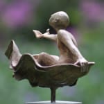 soap lieven d'haese hedendaagse bronzen sculptuur een fee op het water boot sculptuur Art Yi kind sculptuur kinderdroom kunstgalerie in brussel