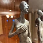 Callipyge vrouw sculptuur van Isabel Miramontes hedendaagse sculptuur bronzen sculptuur een mooie vrouw in jurk sculptuur kunst sculptuur collectie Art Yi galerij Brusselse kunstgalerij