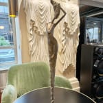 Tourbillon-Frauenskulptur Hedwige Leroux zeitgenössische Skulptur Bronzeskulptur Frau mit in den Wind wehenden Haaren Innenarchitektur im Hotel Barsey von Warwick Art Yi Galerie Brüsseler Kunstgalerie
