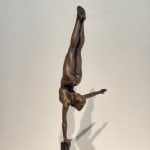 De curve die je me geeft (s) miniatuur dansend meisjesbeeld van Marc de Corte hedendaagse bronzen sculptuur vrouwenbeeld dansbeeld in de Art Yi-galerij in Brussel