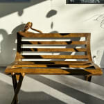 Daydream-Bankstuhl, abstrakt, zeitgenössische Bronze-Gartenskulptur, monumentale Skulptur, Isabel Miramontes, Gartendekoration, Design, Schwimmbadstuhl, Gartendesign, Gartenkunst ART YI Kunstgalerie Brüssel