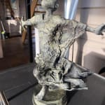 IIXV lieven d'haese sculpture contemporaine en bronze un garçon ouvrant son bras contre le vent pour embrasser une nouvelle aventure sculpture d'enfant sculpture de rêve d'enfance Art Yi galerie d'art à bruxelles