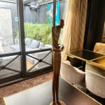 Gloup Stehender Mann Skulptur Isabel Miramontes Gartenskulptur Gartengestaltung Gartendekoration Kunst zeitgenössische Skulptur Bronzeskulptur Innenarchitektur im Hotel Barsey von Warwick Art Yi Galerie Brüsseler Kunstgalerie