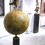 Thuiskomen lieven d'haese hedendaagse bronzen sculptuur een jongen vliegende sculptuur kindersculptuur vliegsculptuur uit de kindertijd Art Yi tuin beeldentuin art design kunstgalerie in brussel