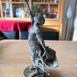 Visionaire lieven d'haese hedendaagse bronzen sculptuur een jongen die een kristallen bol vasthoudt sculptuur van verbeelding Art Yi kind sculptuur kinderdroom kunstgalerie in brussel