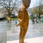 Le petit homme Isabel Miramontes bon garçon mignon sculpture garçon debout avec des figures sculpture figurative sculpture contemporaine art Galerie Art Yi Galerie d'art de Bruxelles