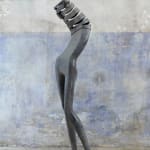 Isabel miramontes sculpture contemporaine en bronze art abstrait sculpture décoration design minimalisme intimidad une femme nue sculpture sortant de sa suite de bain au bord de la mer