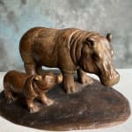 Sylvie Gaudissart Sculpture d'hippopotame sylvie debray Gaudissart sur le rivage sculpture animalière en bronze contemporaine un mignon bébé hippopotame jouant avec sa mère hippopotame dans la rivière brussels art gallery belgium