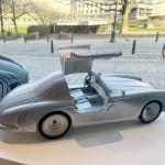 BenzA fancy zilveren raceauto sculptuur Jean Paul Kala hedendaagse sculptuur autoliefhebber Art Yi-galerij Kunstgalerij Brussel