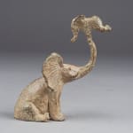 olifant en zijn baby op de slurf olifantensculptuur Sophie Verger schattige dierensculptuur